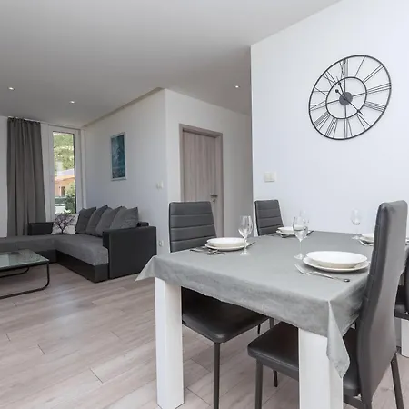 Simon * 马卡尔斯卡